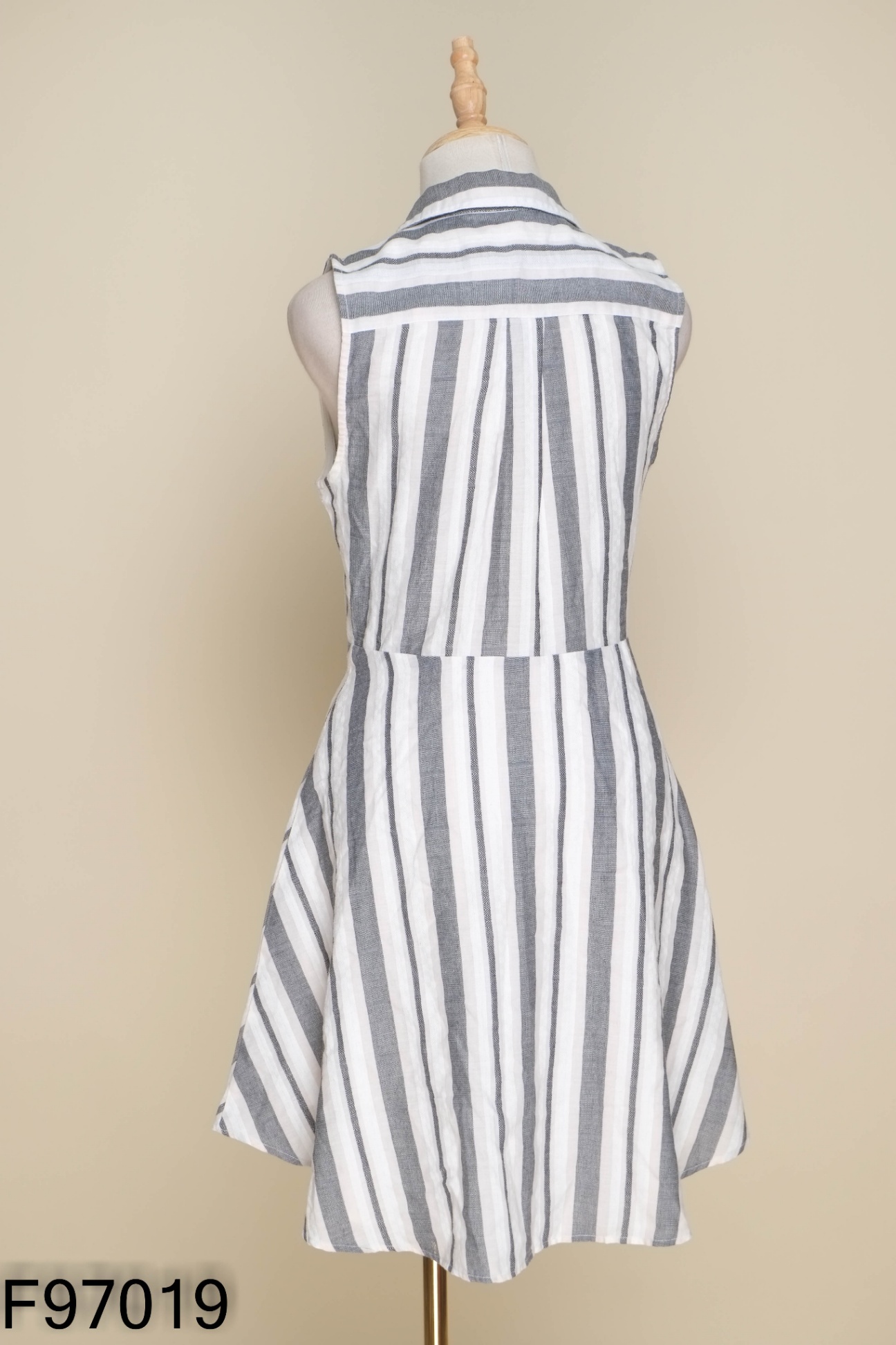 Váy linen BCBG trắng sọc xám