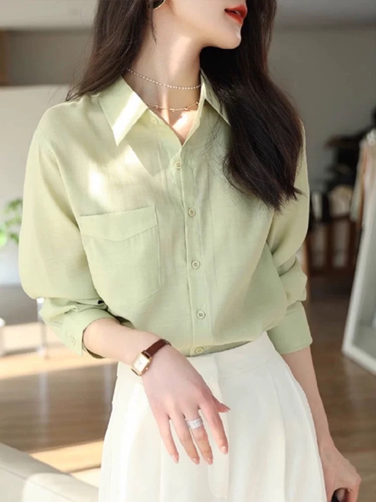 Áo sơ mi xanh nhạt