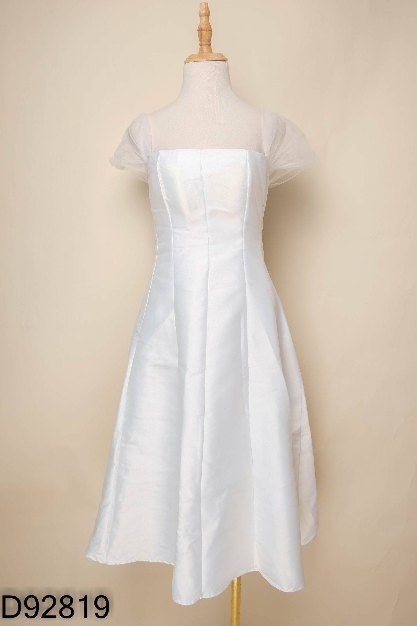 Váy trắng phối tay lưới