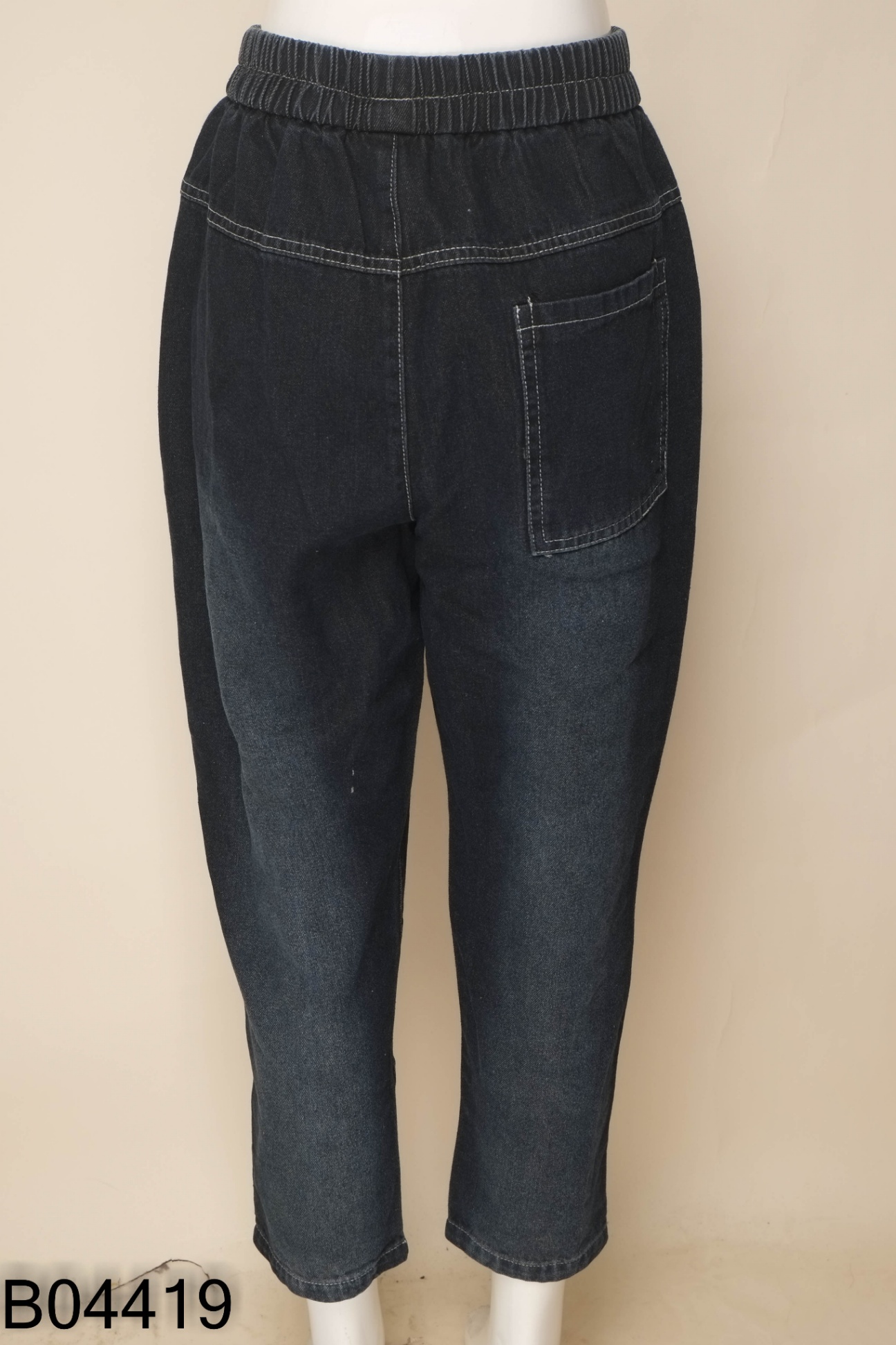 Quần jeans đen thêu hình