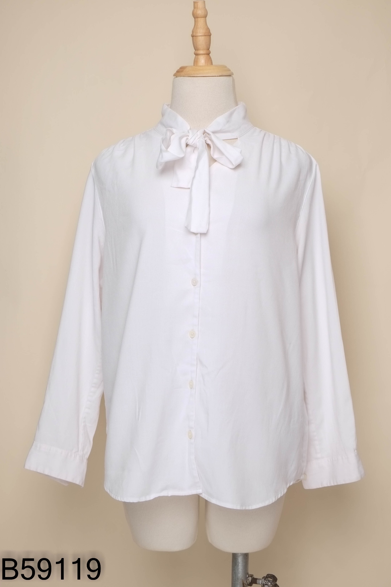 Áo UNIQLO sơ mi trắng buộc cổ