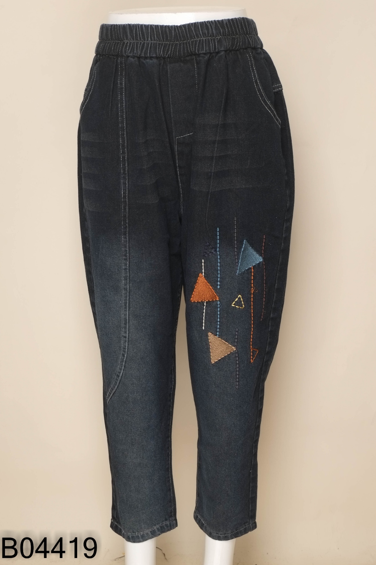 Quần jeans đen thêu hình