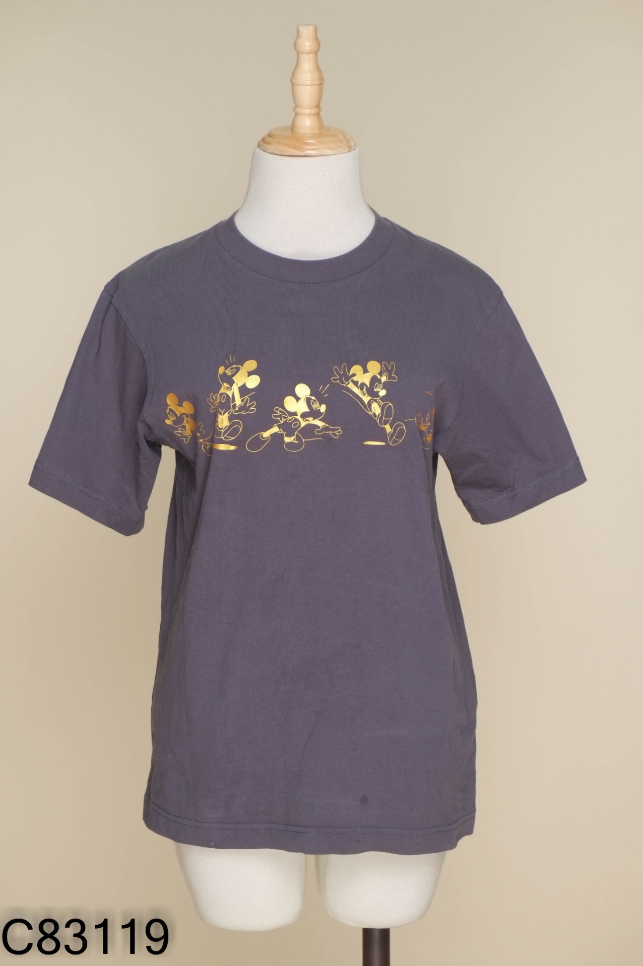 Áo UNIQLO xám in hình Mickey