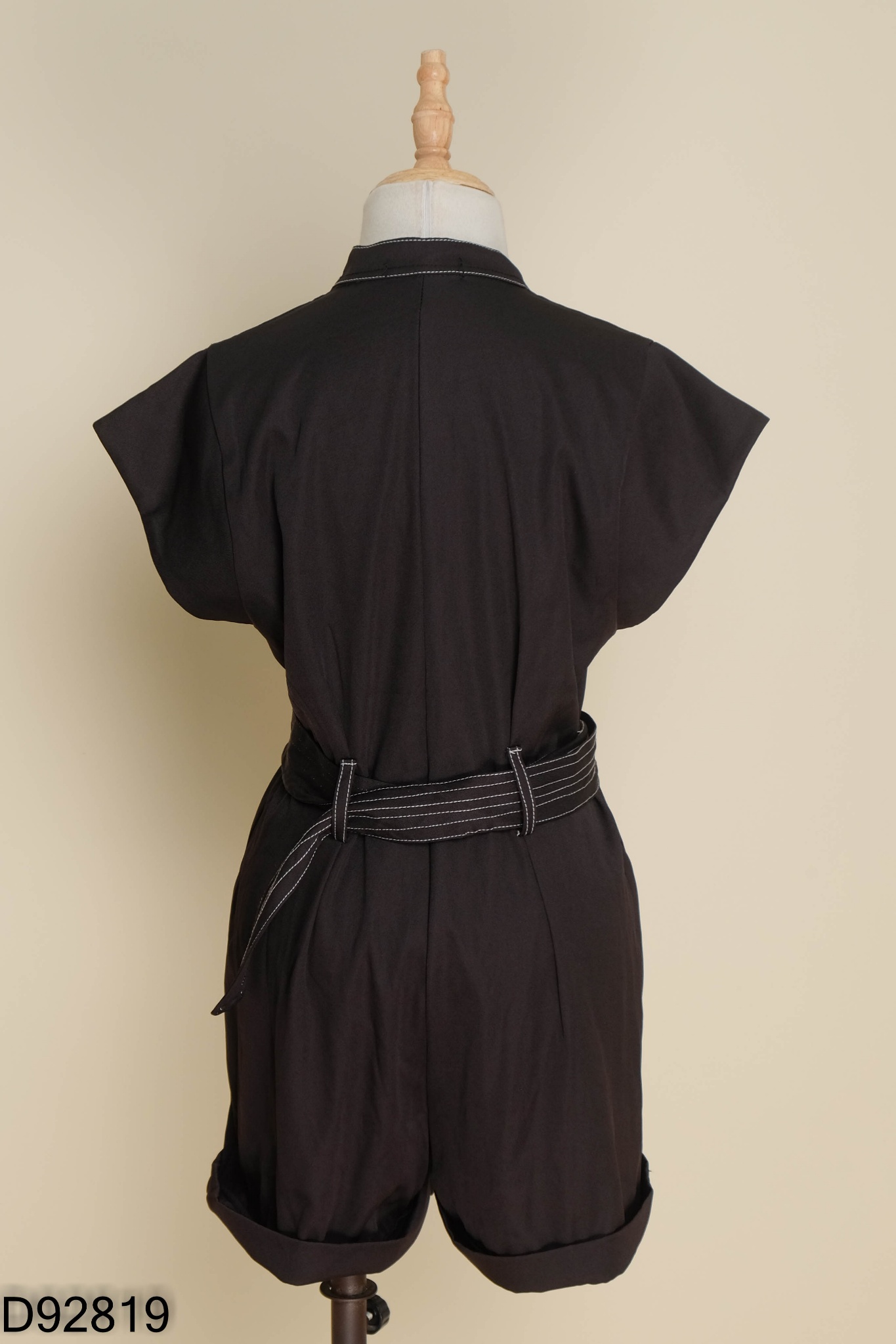 Jumpsuit đen viền chỉ trắng