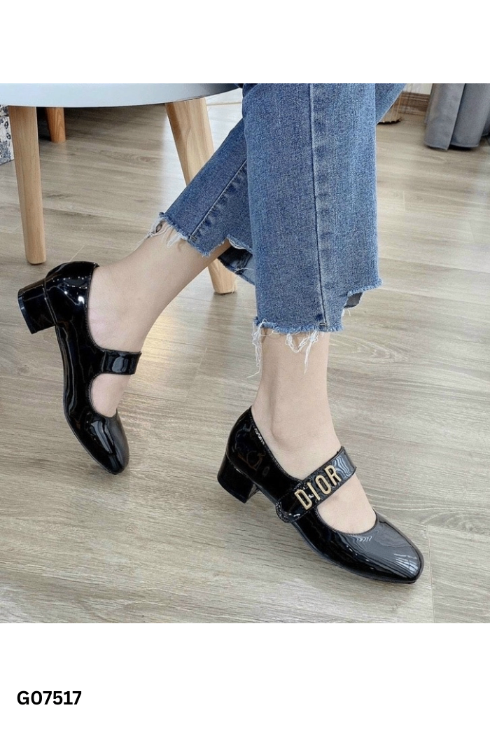 Giày cao gót đen trơn chữ vàng 4P