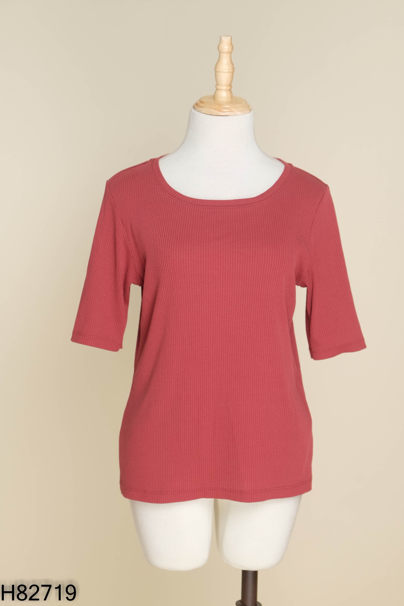 Áo UNIQLO đỏ mận