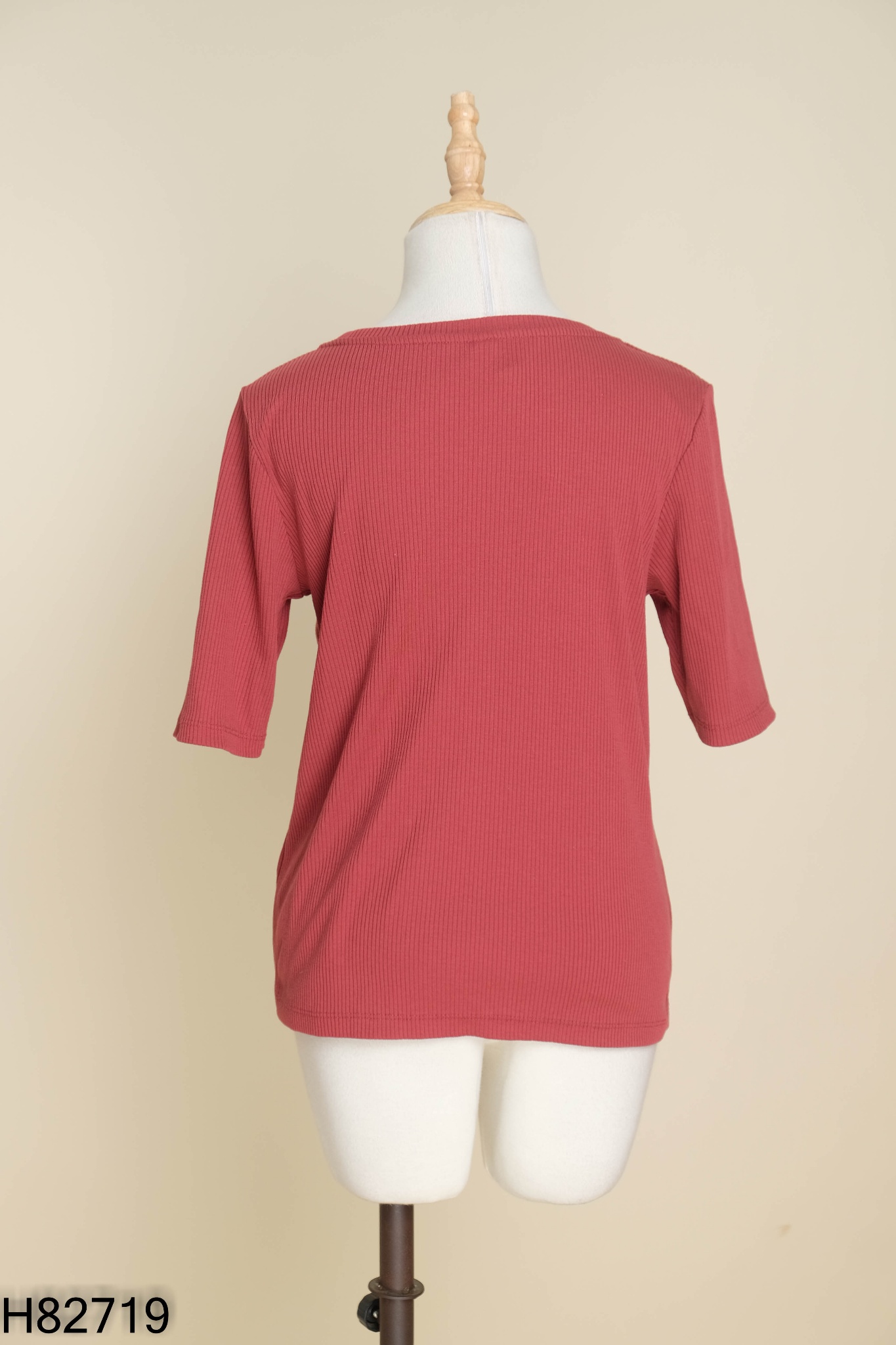Áo UNIQLO đỏ mận