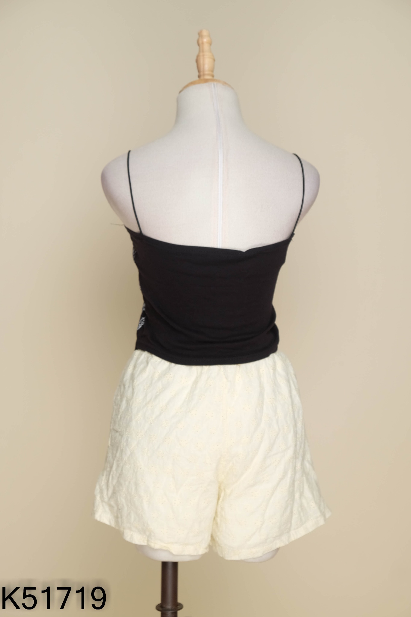 SET Áo 2s thun đen trắng + quần short linen be