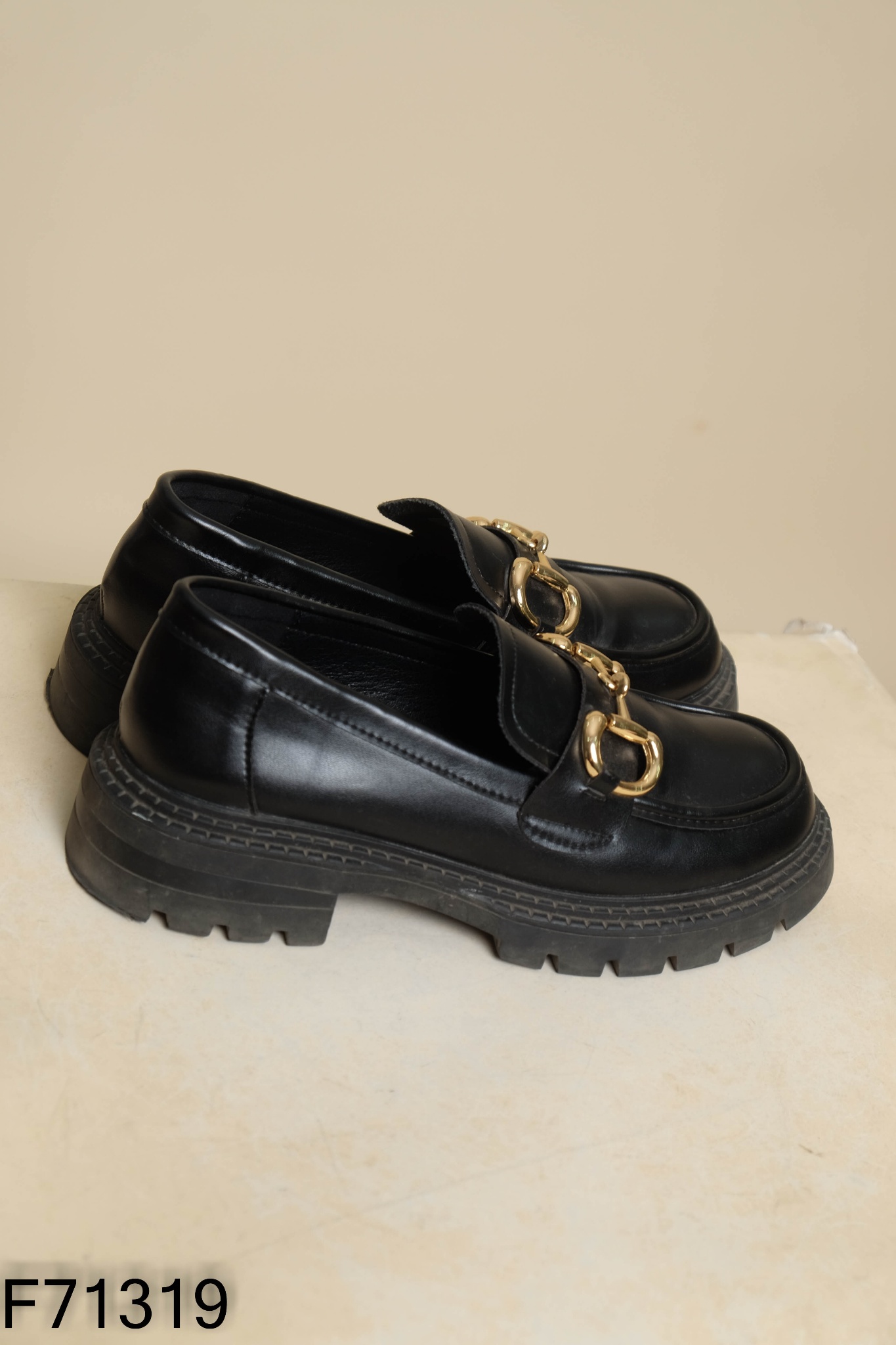 Giày loafer da đen