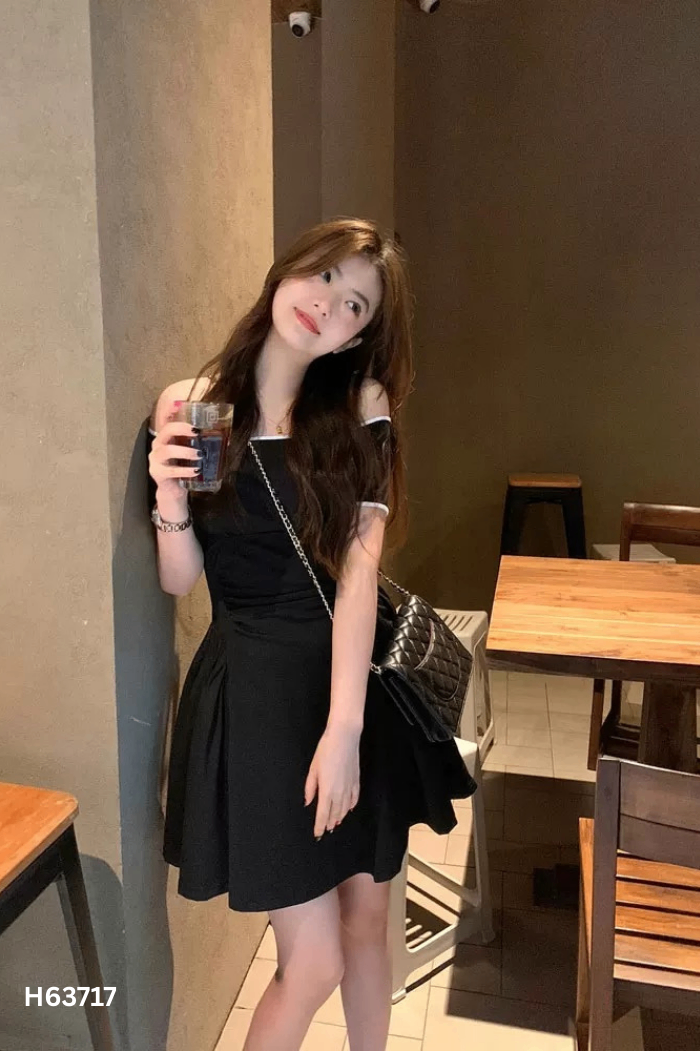 Váy đen viền trắng