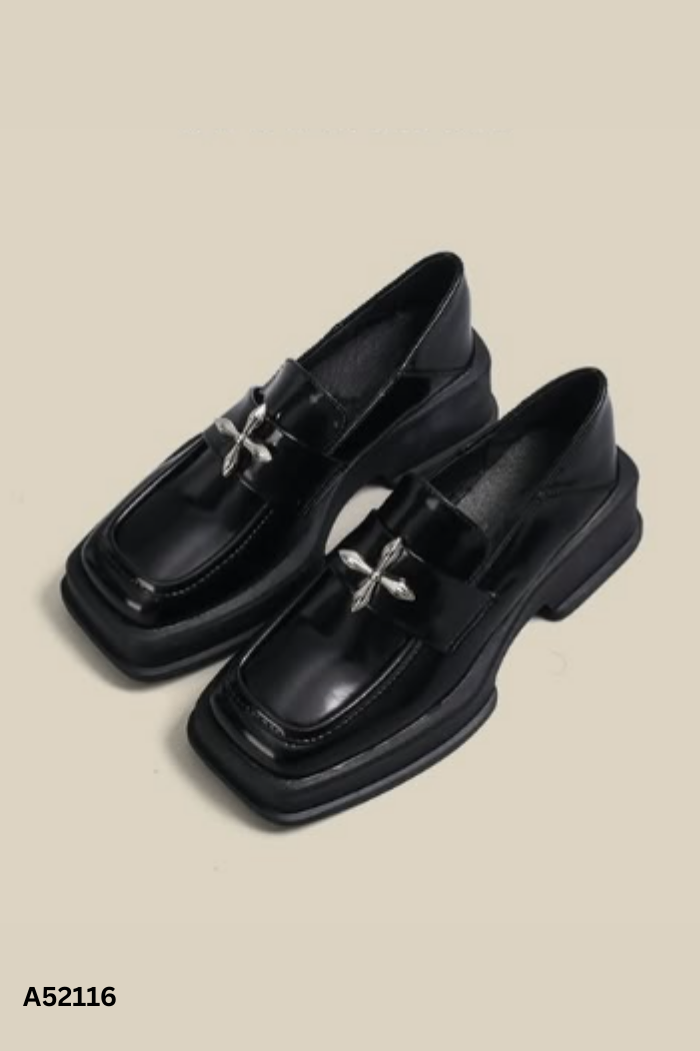Giày loafer đen phối kim loại