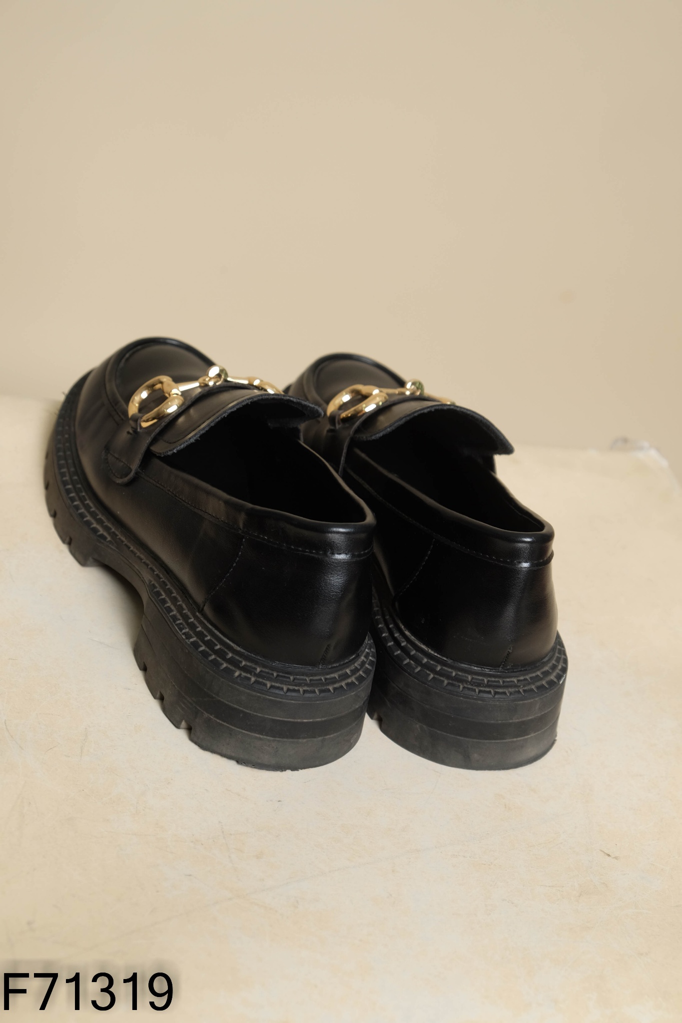 Giày loafer da đen