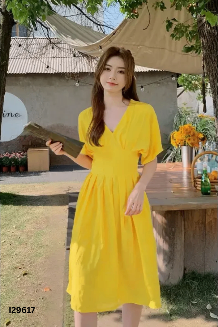 Váy vàng cổ V