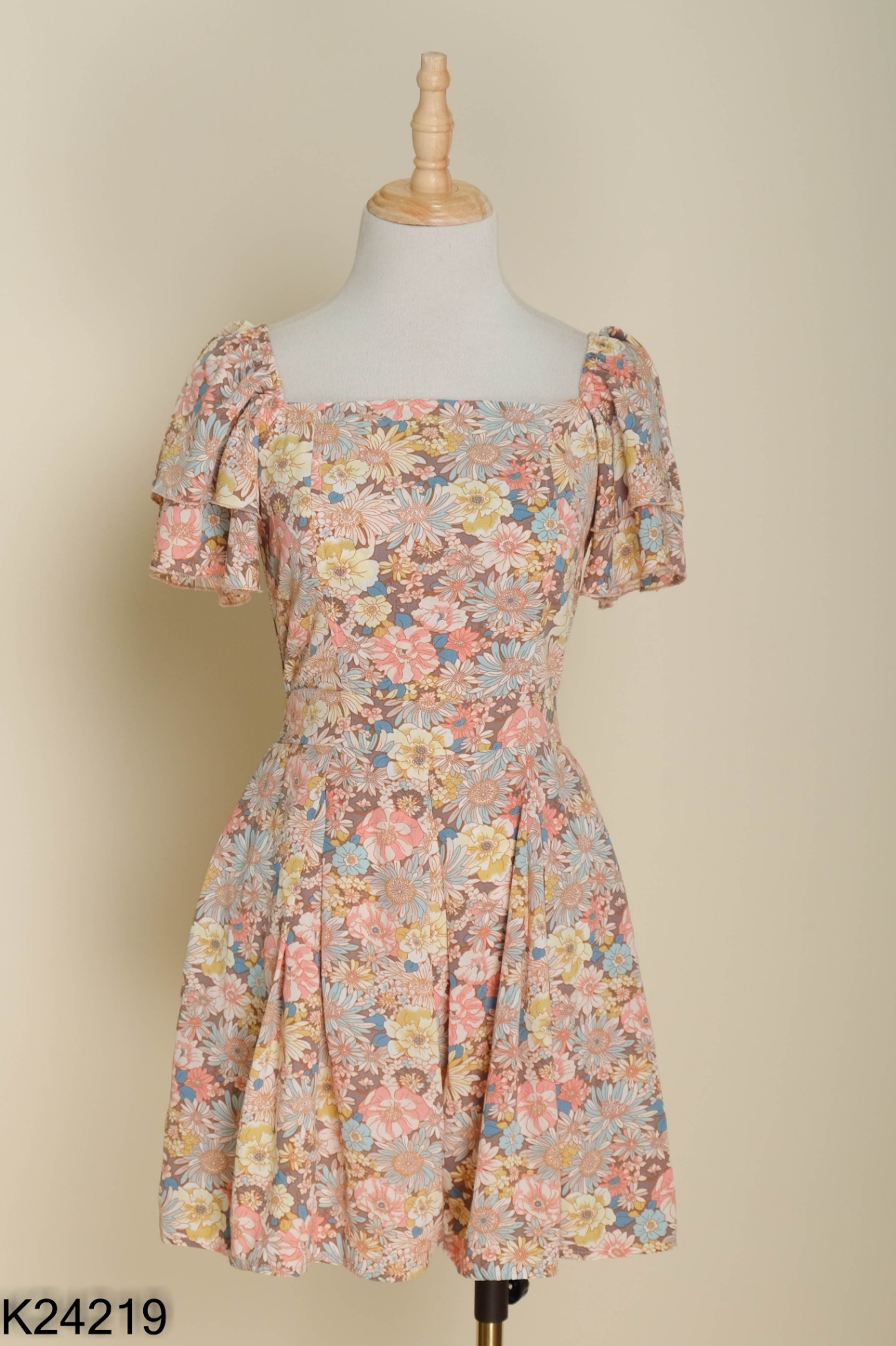 Jumpsuit nền xám hoa vàng hồng