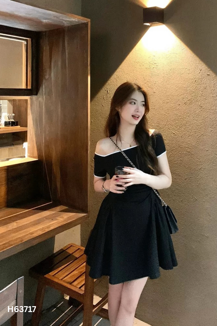 Váy đen viền trắng