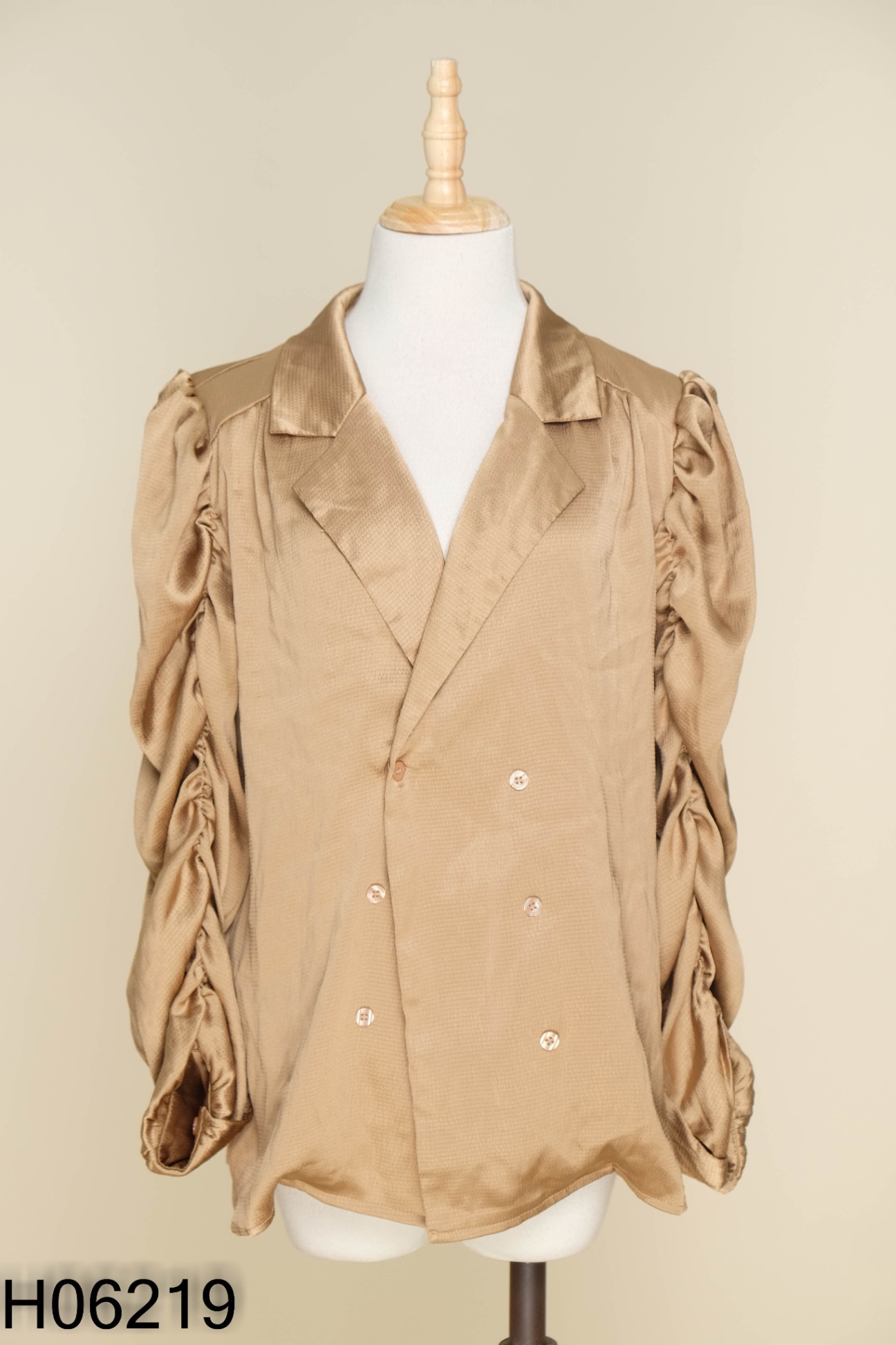 Blazer lụa nâu phối khuy