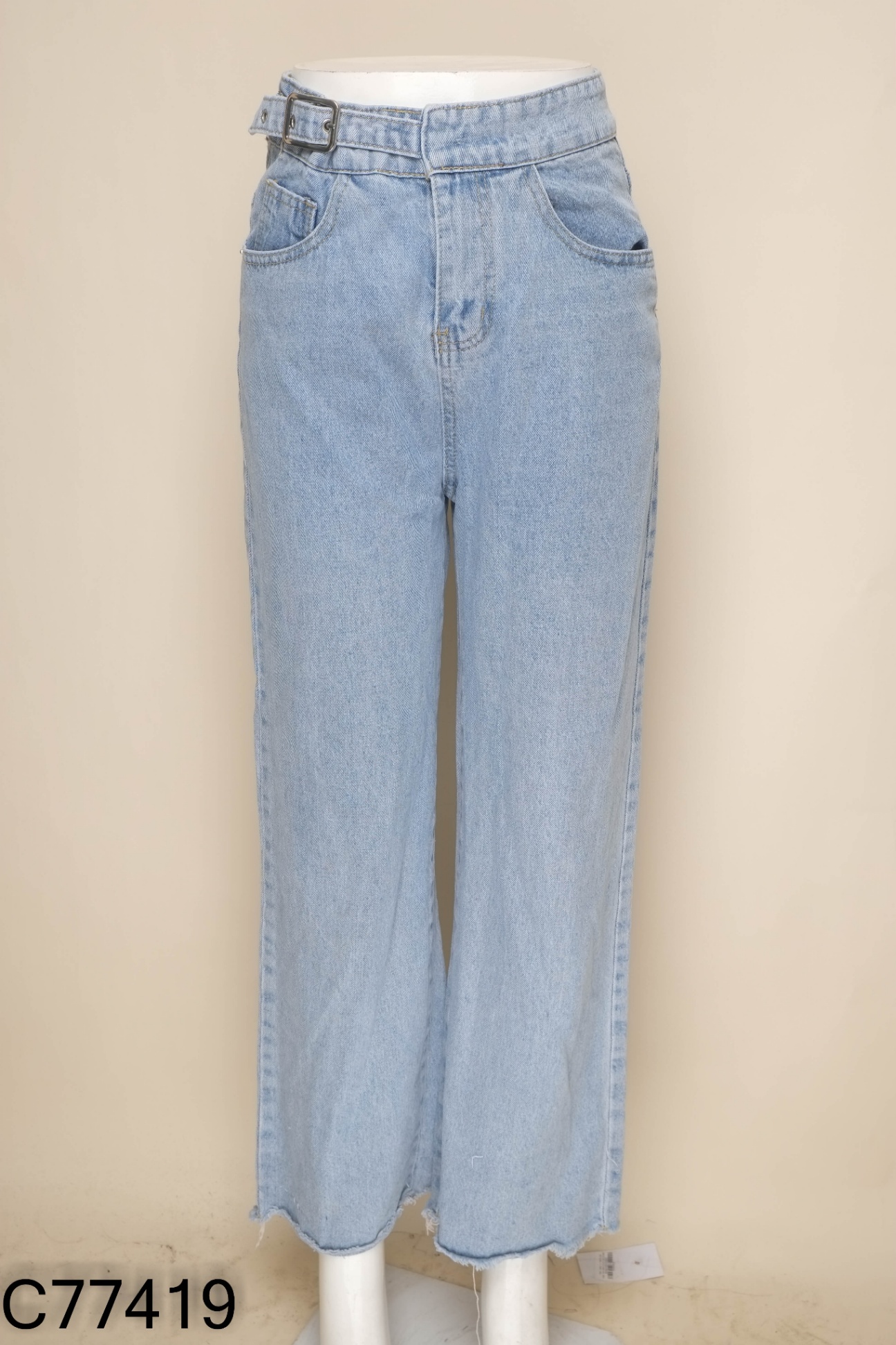 Quần jeans xanh nhạt cắt gấu đai eo