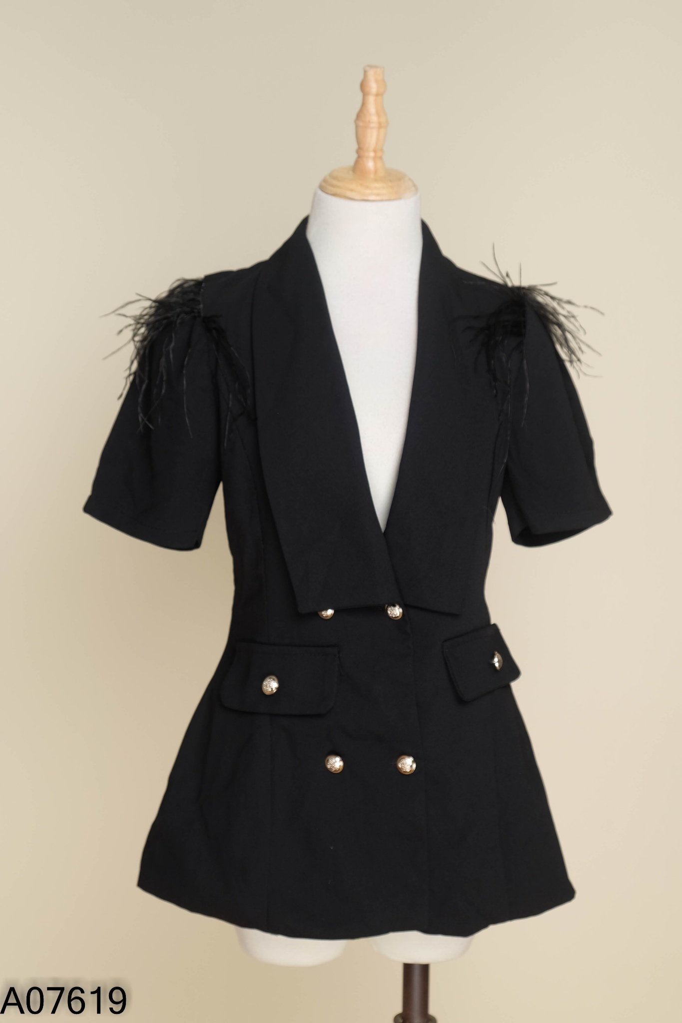 Áo cổ vest đen phối tay lông