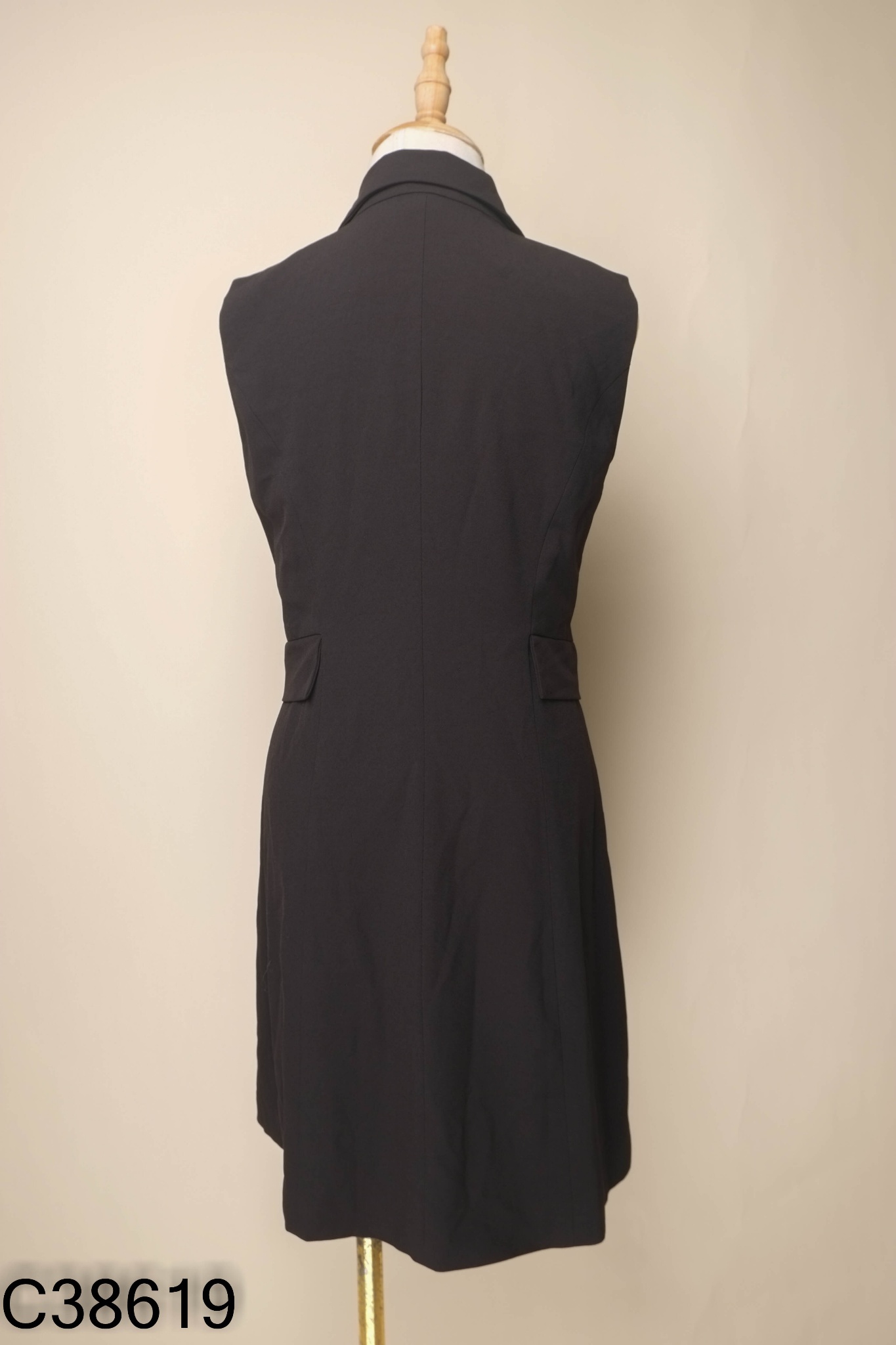 Áo đen cổ vest dáng dài