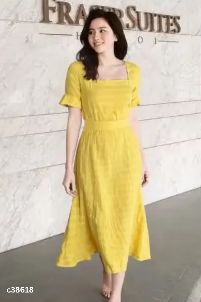 Váy vàng cổ vuông