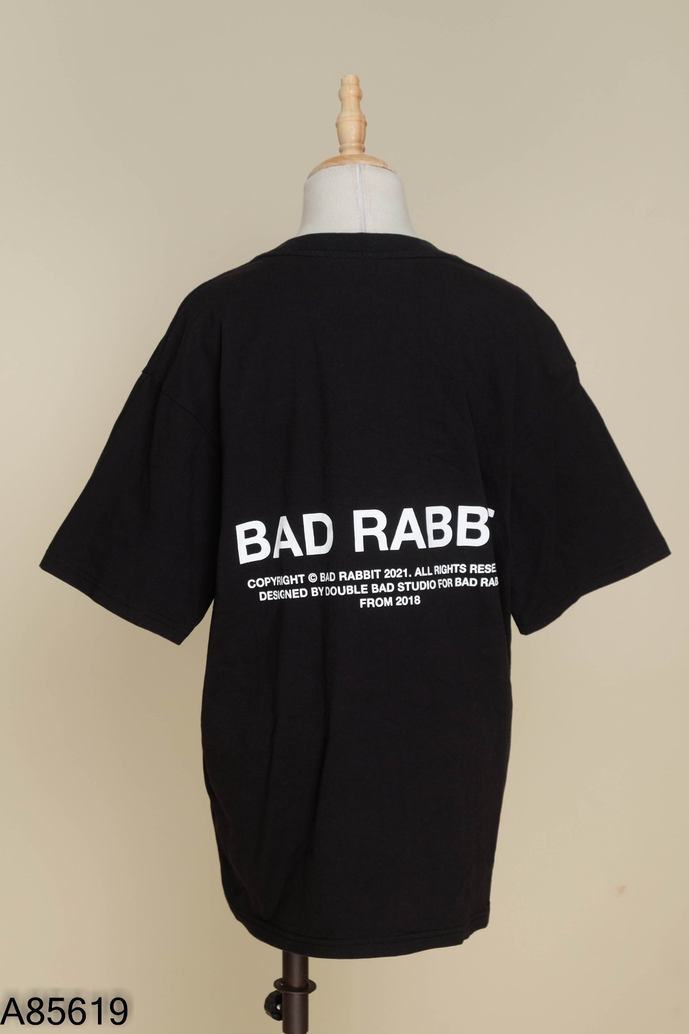 NEWTAG Áo BAD RABBIT đen in hình thỏ