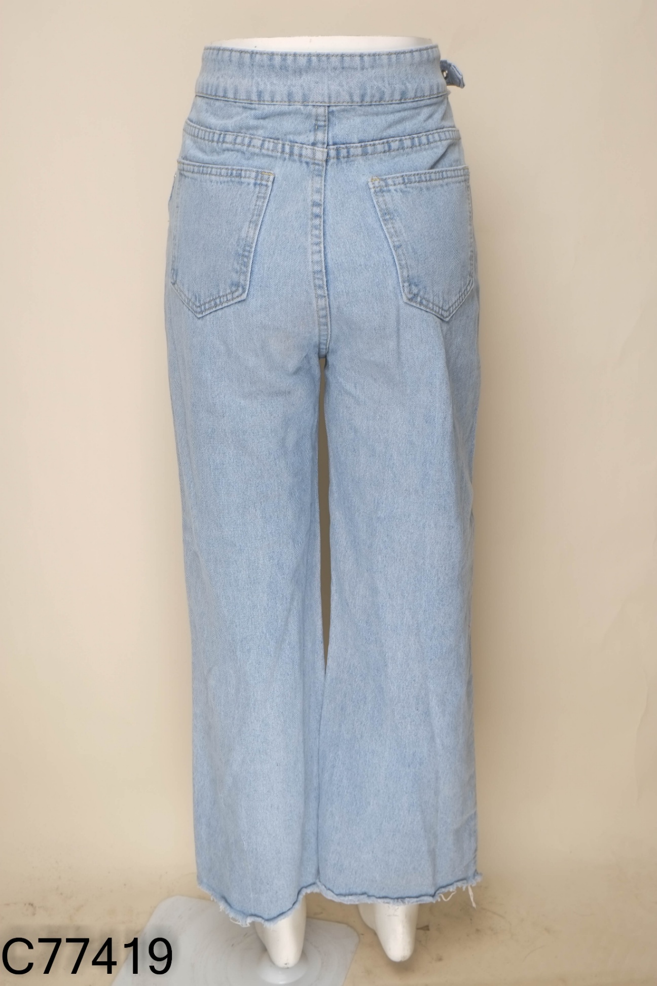 Quần jeans xanh nhạt cắt gấu đai eo