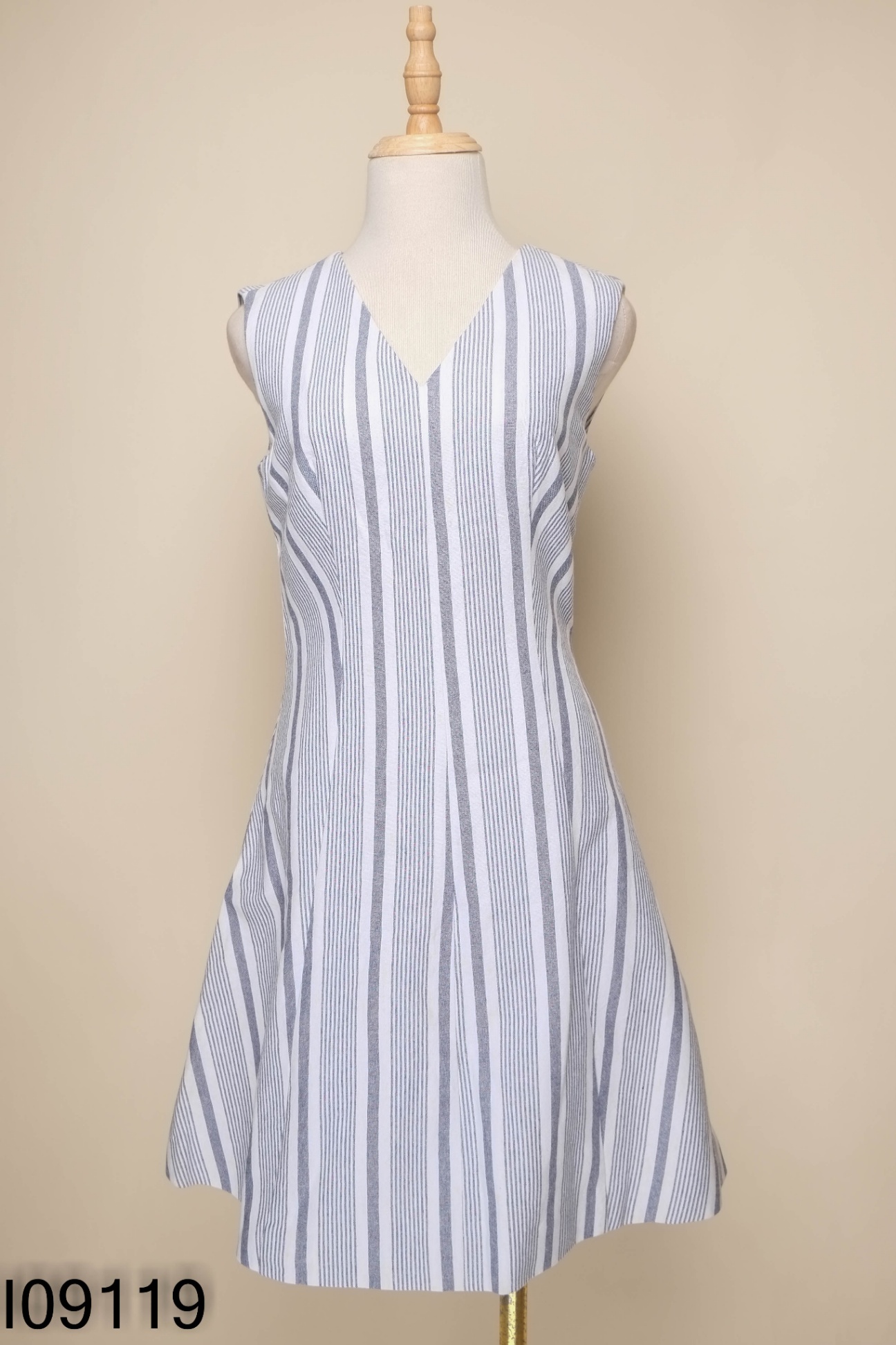 Váy IVY MODA trắng kẻ xanh
