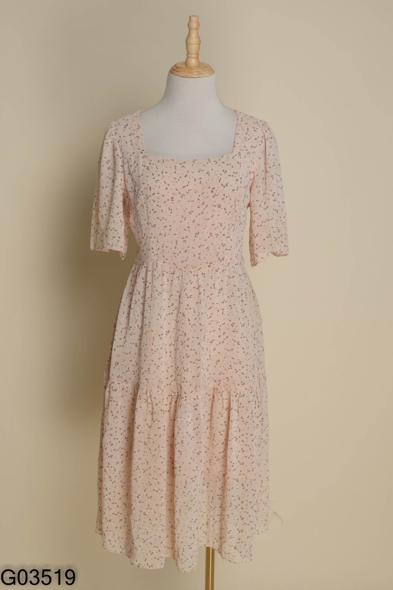 Váy hồng hoa 92 WEAR cổ vuông