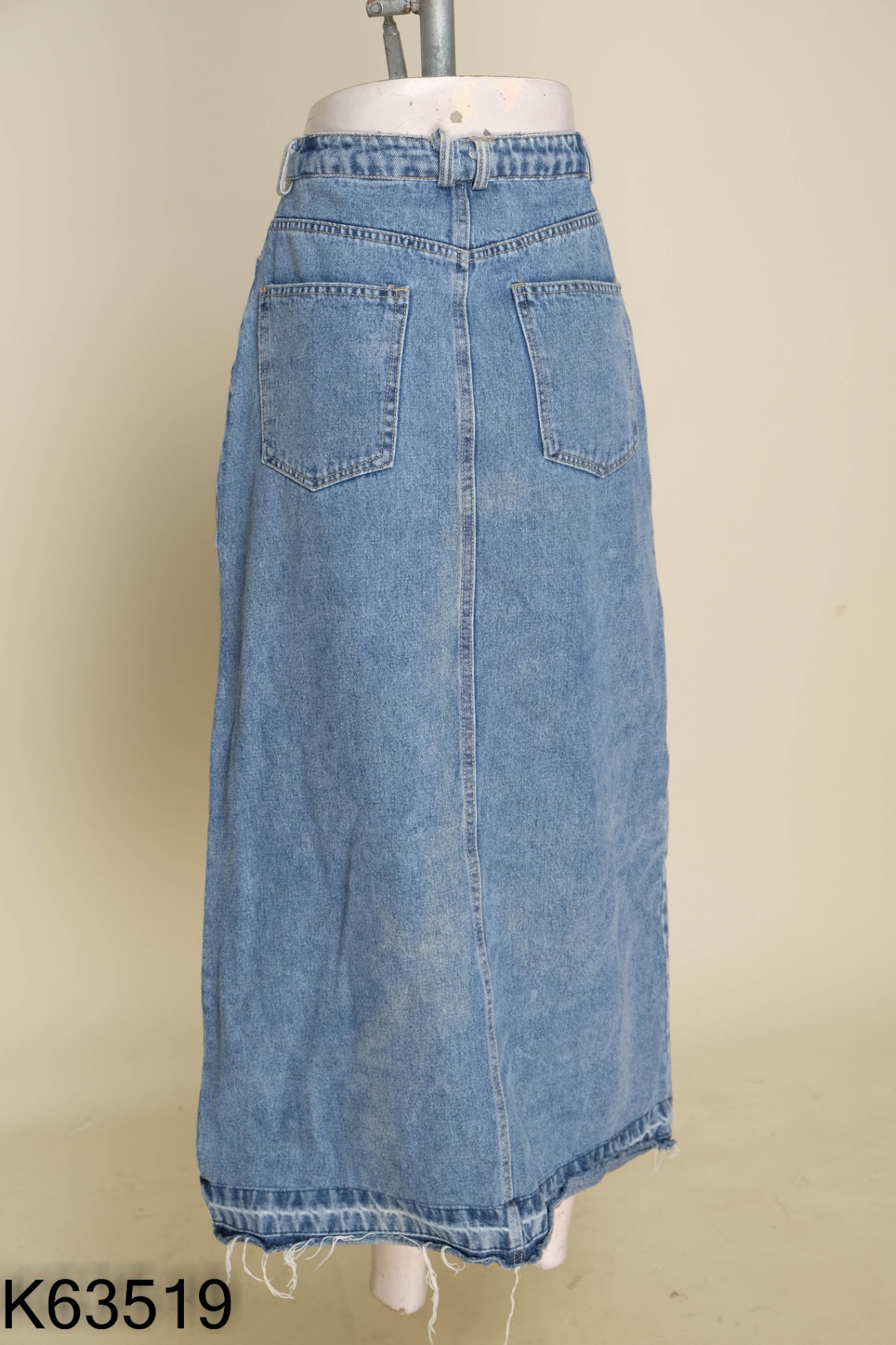 Chân váy jeans xanh dài xẻ giữa