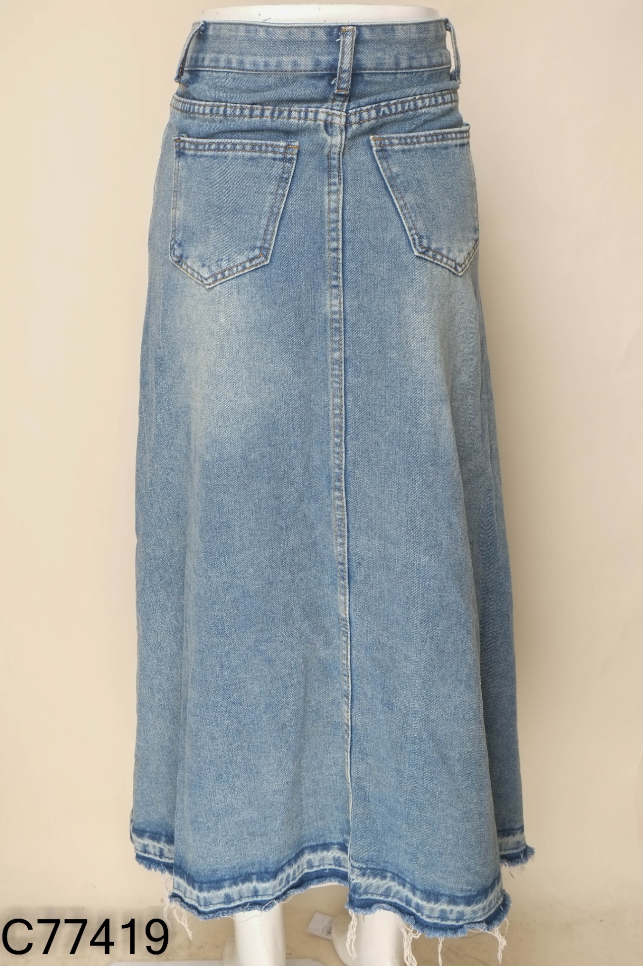 Chân váy jeans xanh cắt gấu