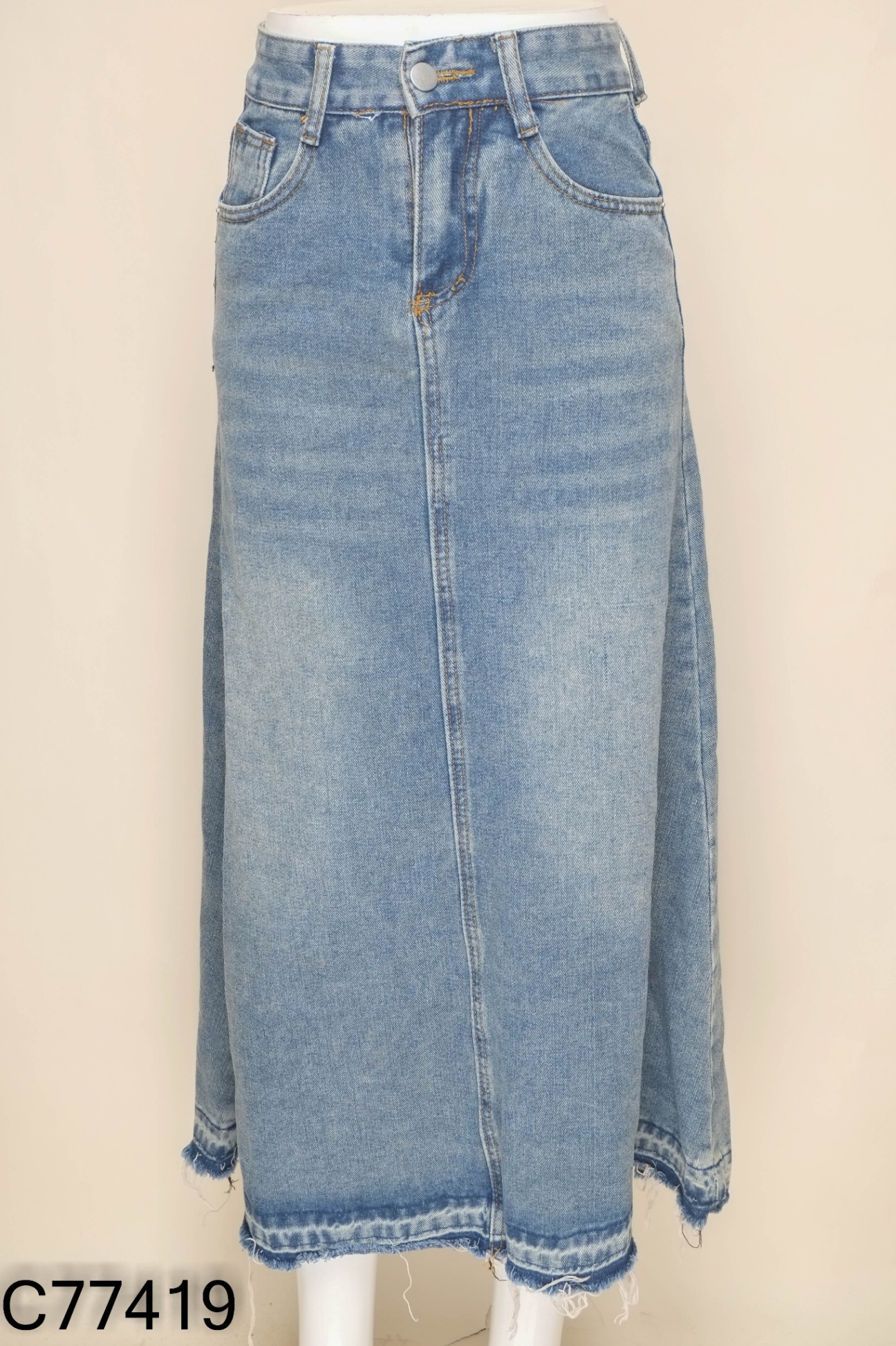 Chân váy jeans xanh cắt gấu