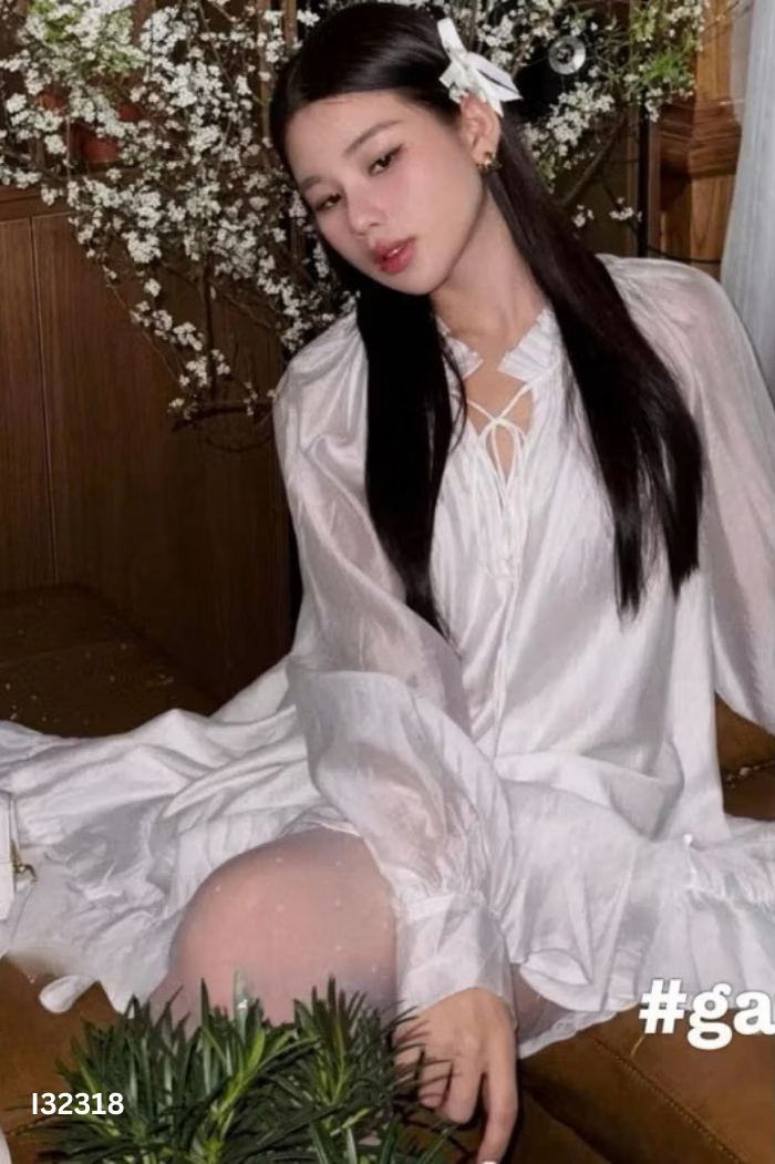 Váy trắng buộc cổ