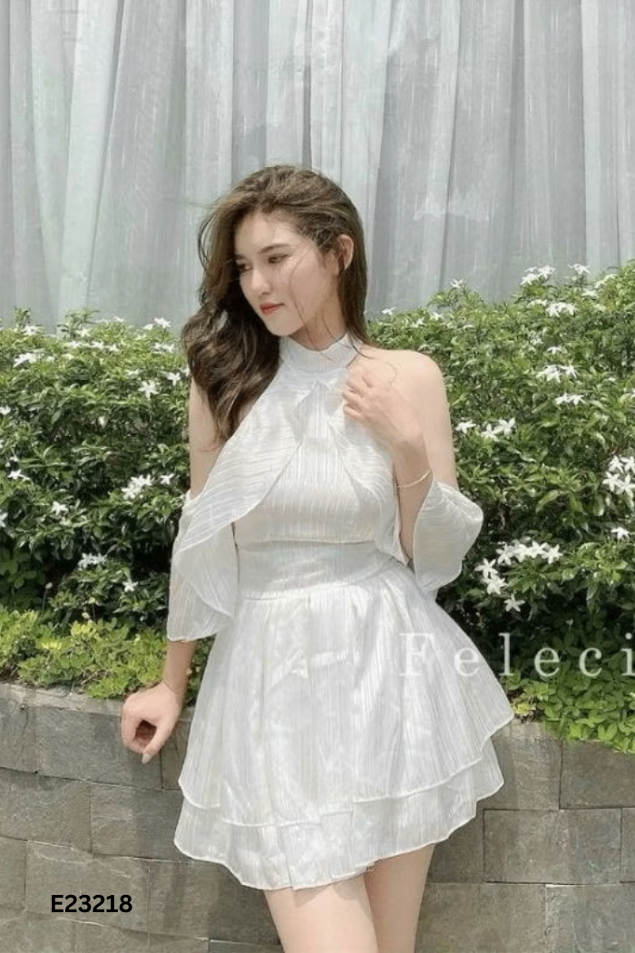 Váy trắng hở vai