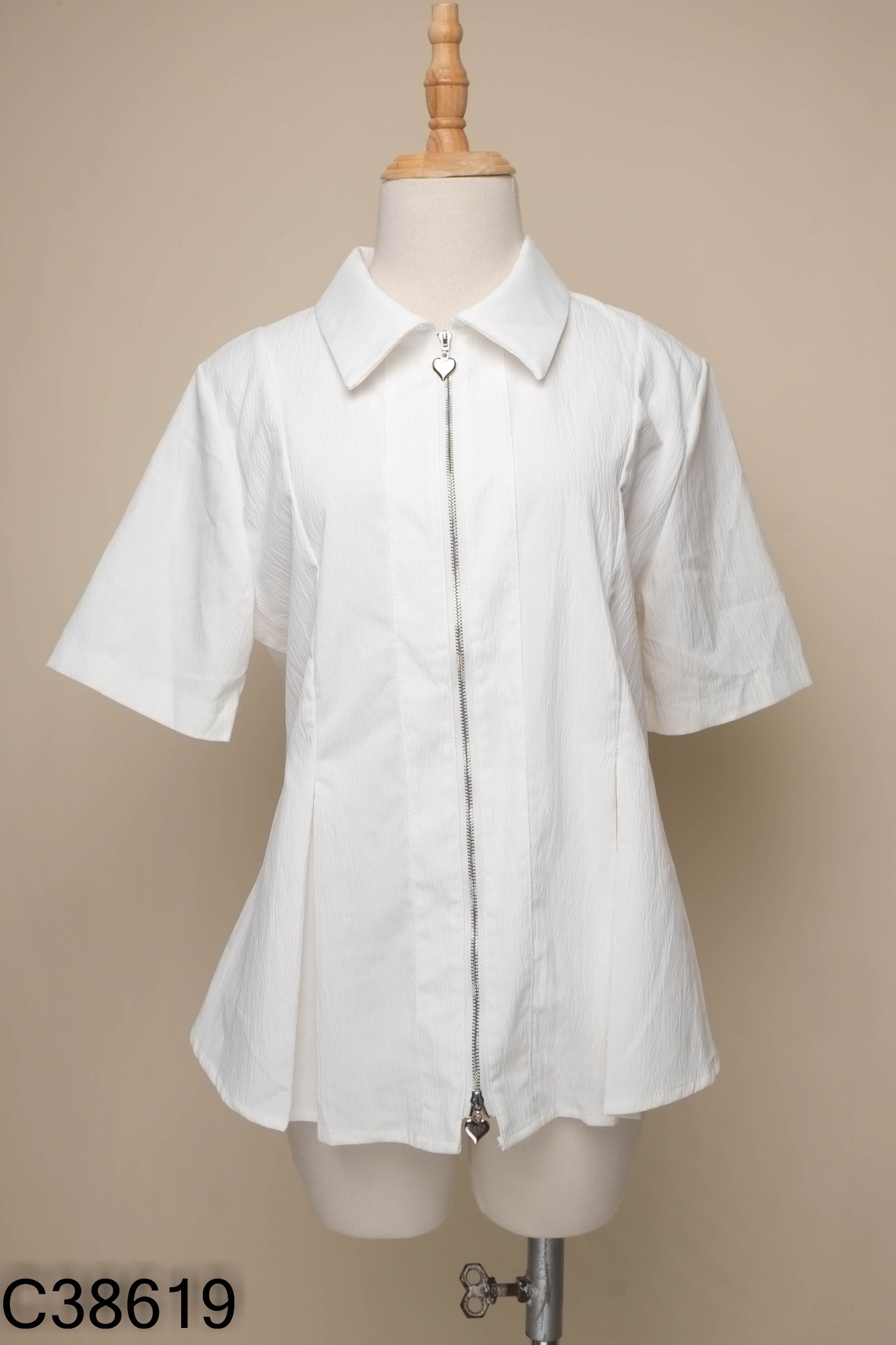 Áo trắng phối khóa