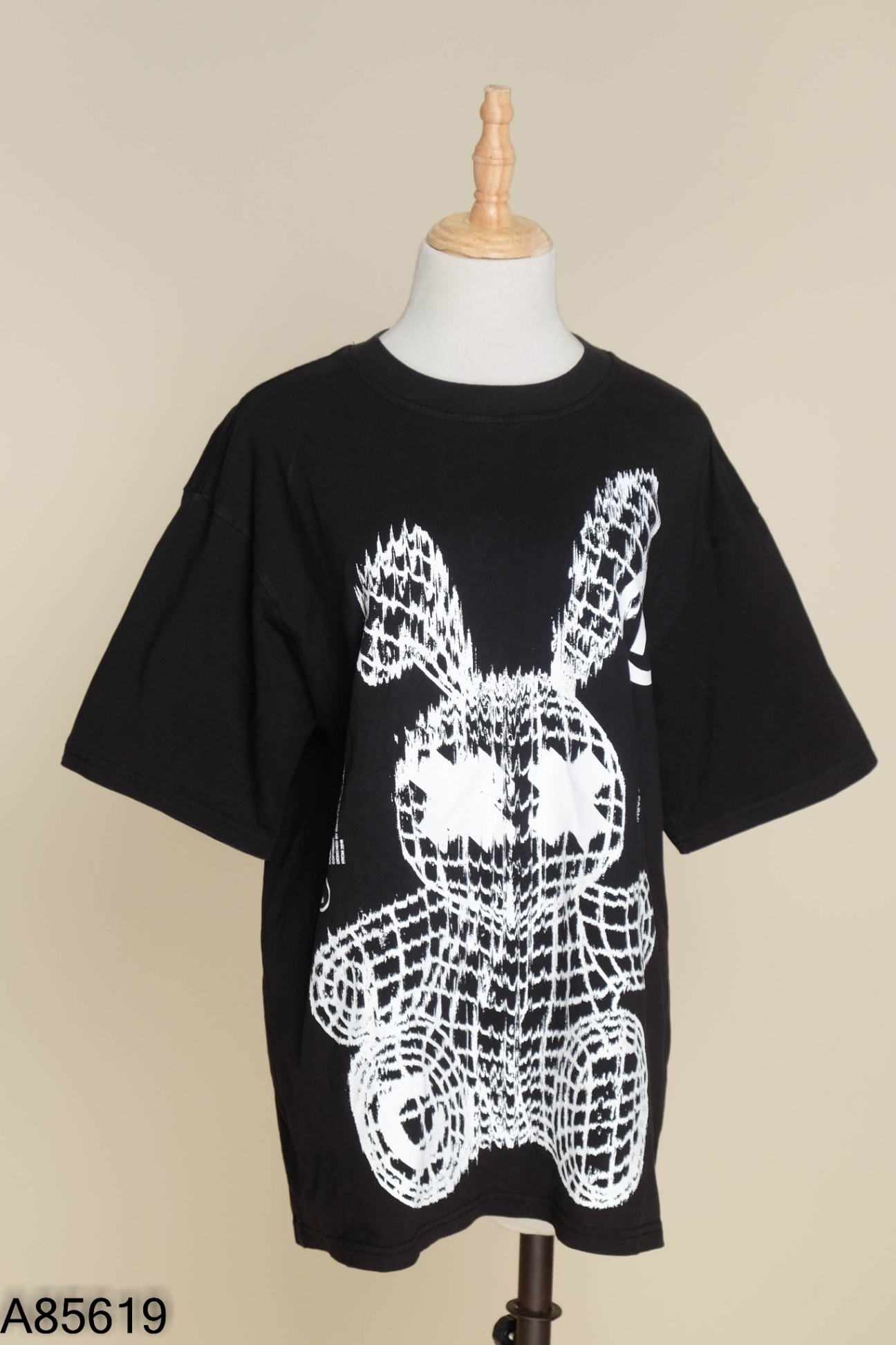 NEWTAG Áo BAD RABBIT đen in hình thỏ