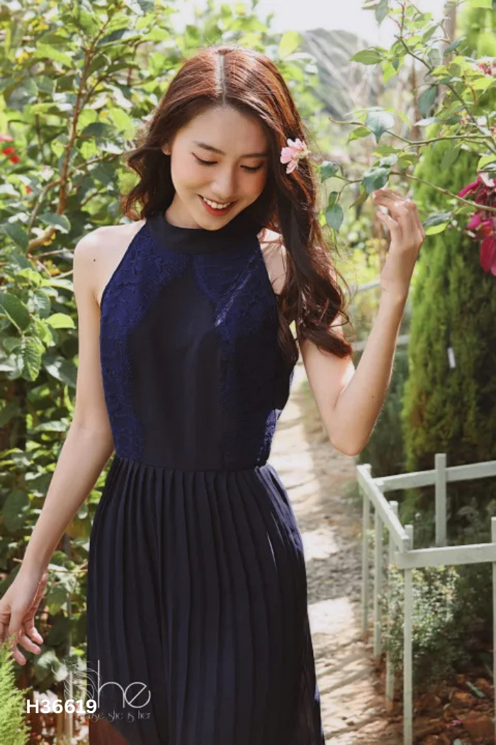 Váy xanh đen MANGO xếp ly phối ren