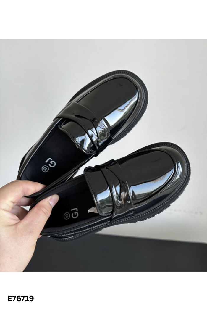 Giày loafer da đen