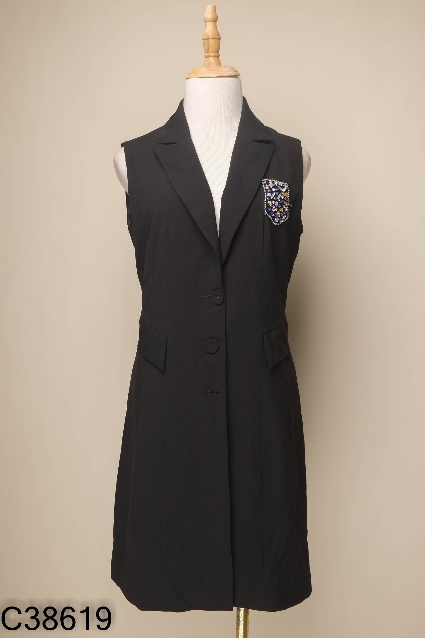 Áo đen cổ vest dáng dài