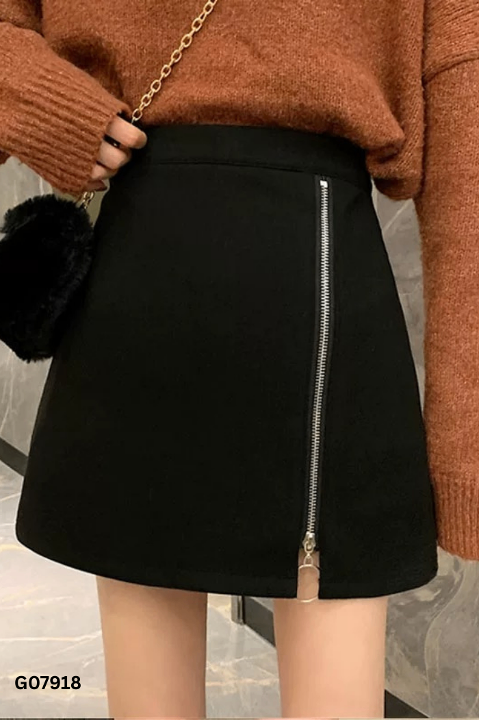 Chân váy đen phối khóa