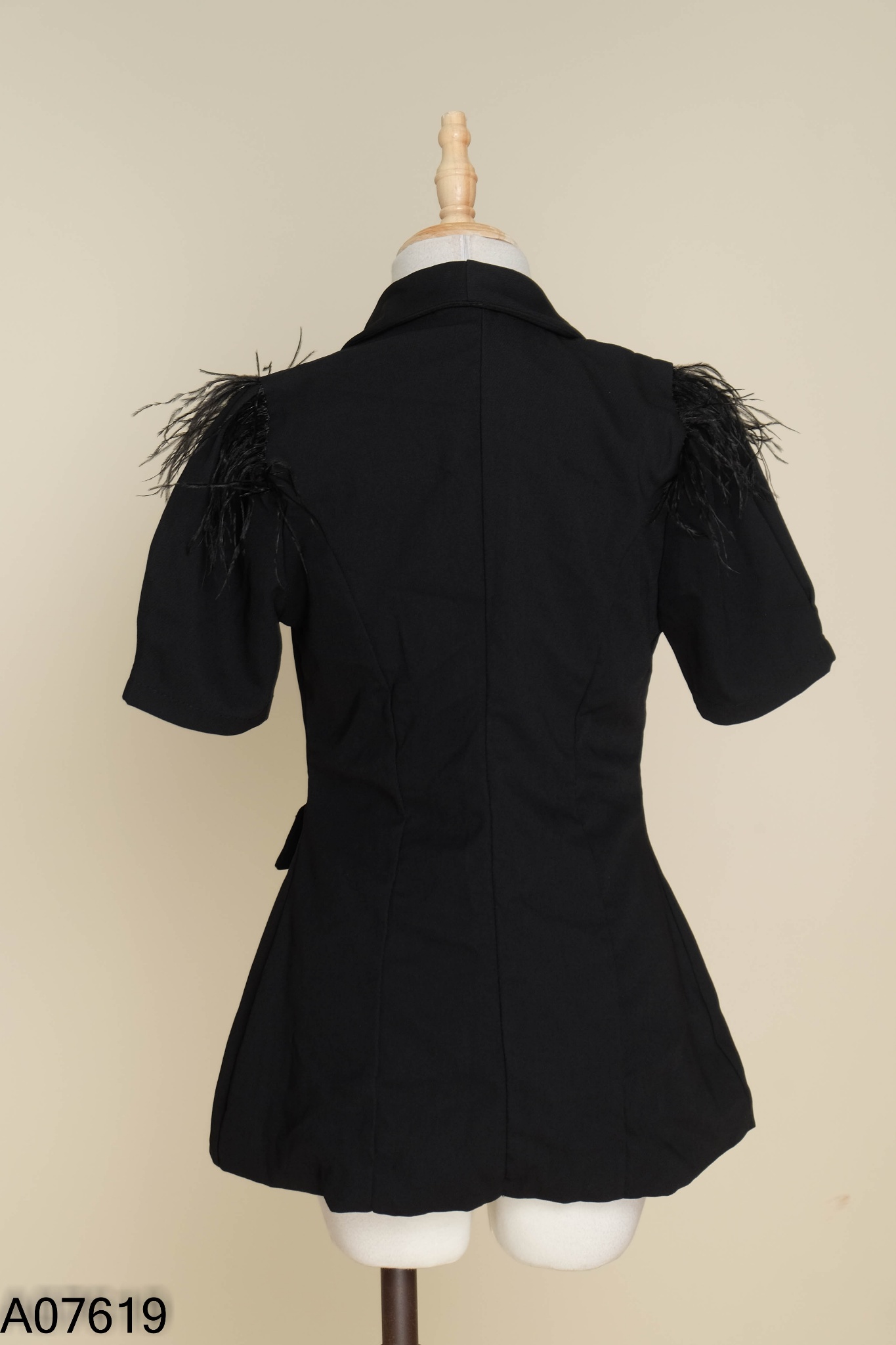 Áo cổ vest đen phối tay lông