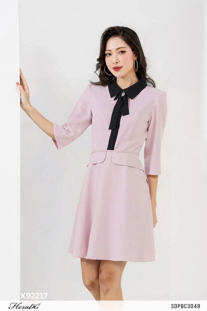 Váy HERA DG hồng cổ đen