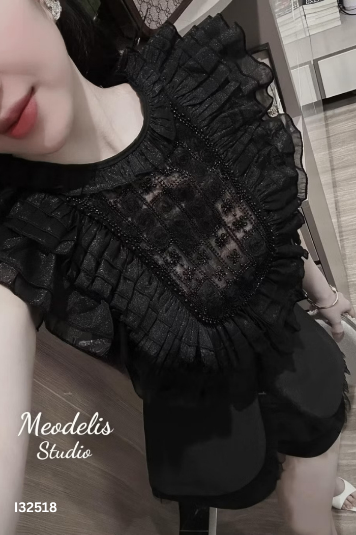 Áo đen cổ bèo đính hạt