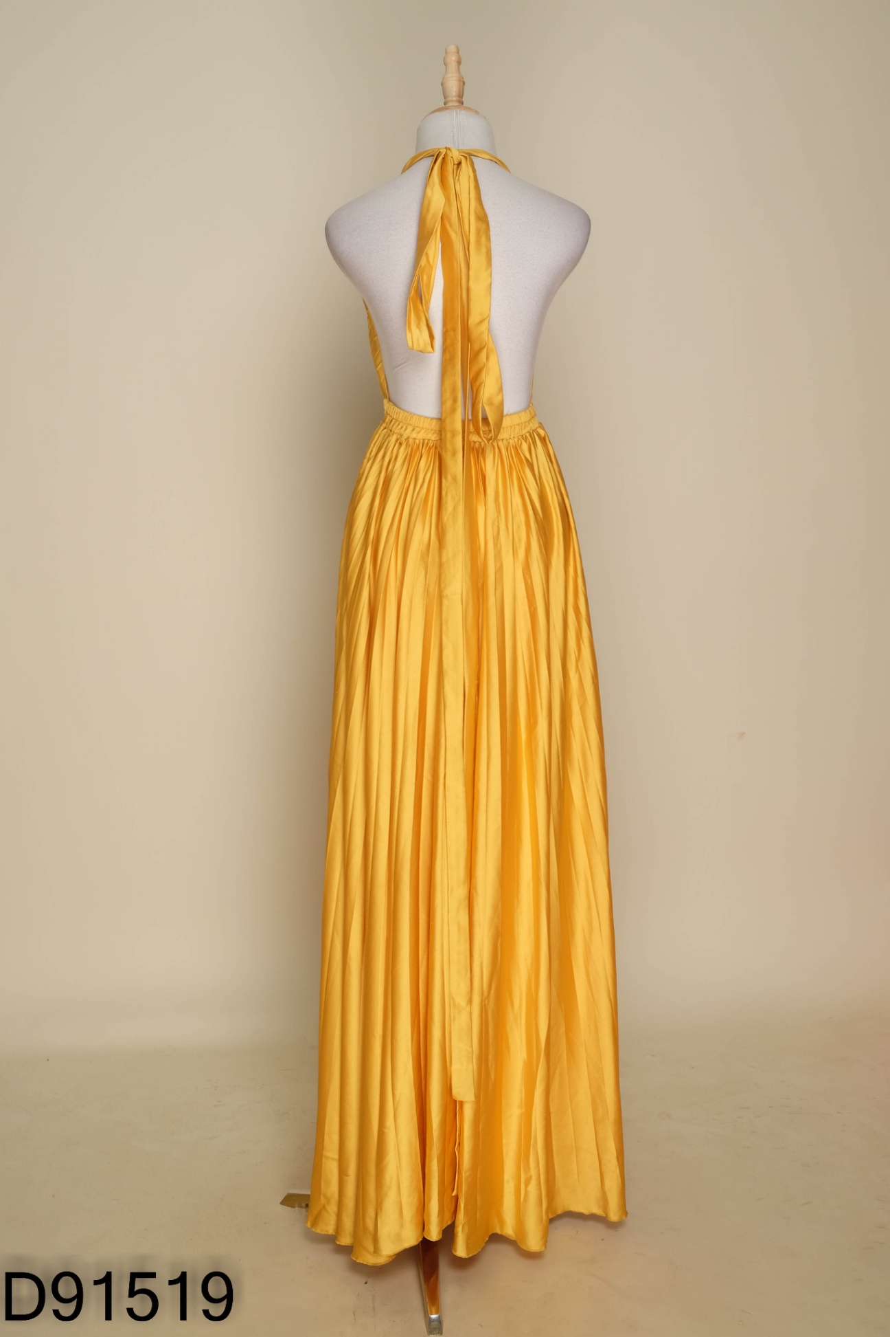 Váy maxi lụa vàng dập ly