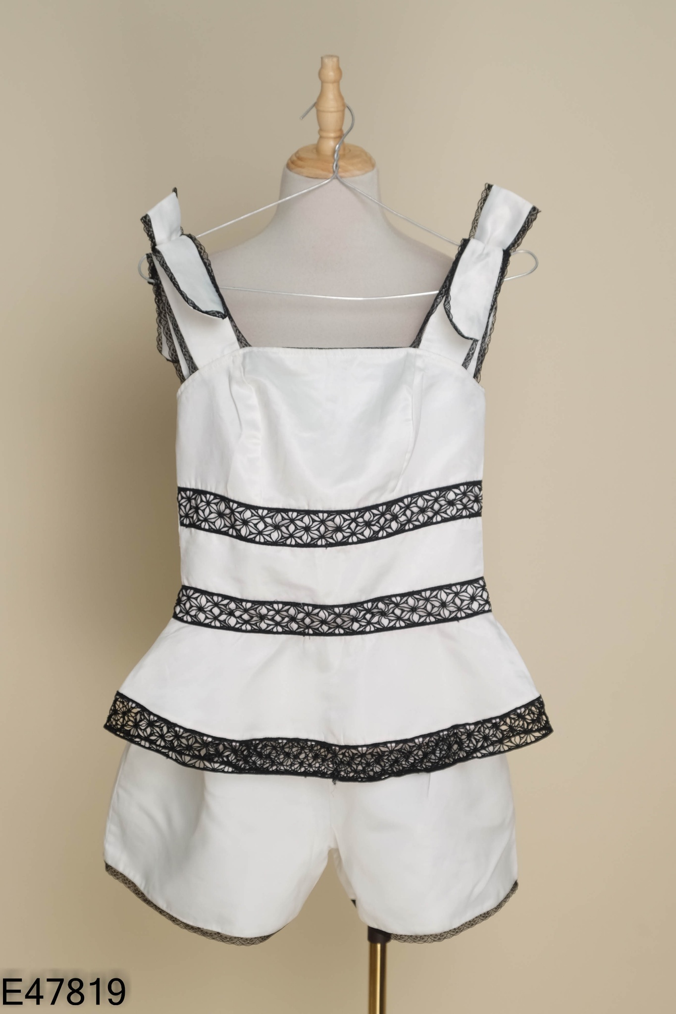 Set Áo trắng viền đen + quần shorts