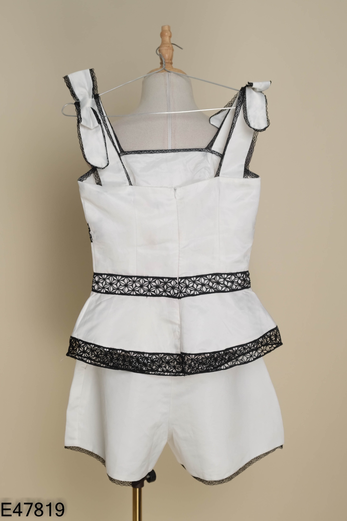 Set Áo trắng viền đen + quần shorts