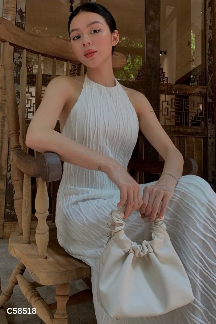 Váy trắng hở lưng
