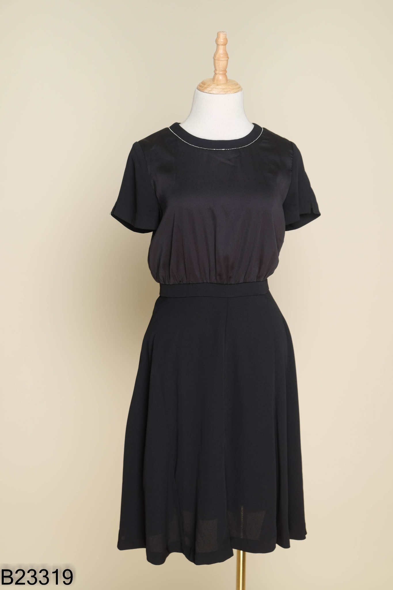 Váy đen IVY MODA cổ viền bạc