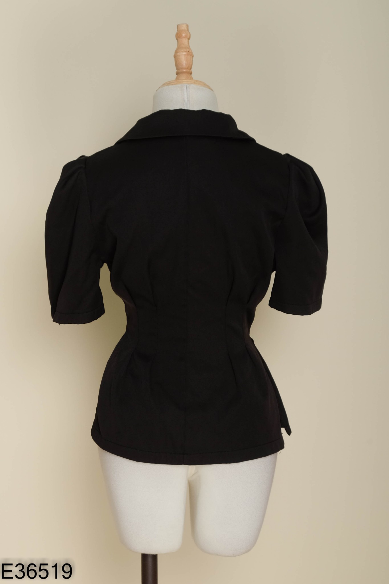 Áo đen cổ vest