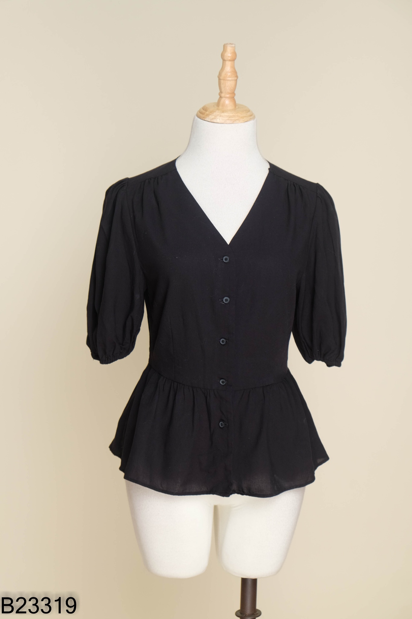 Áo đen UNIQLO tay phồng