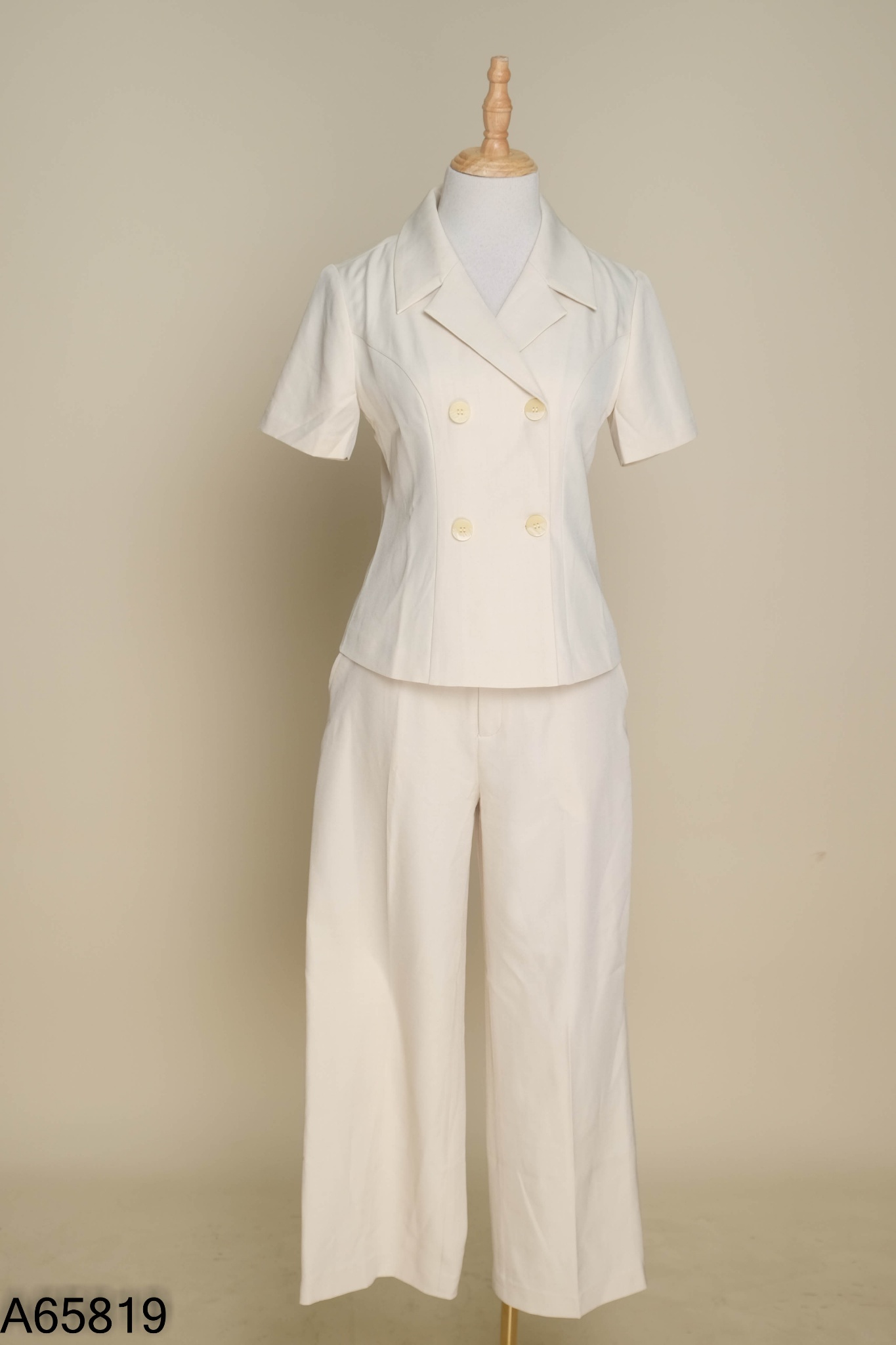 NEWTAG Set Áo be CLAYMORE cổ vest + quần dài